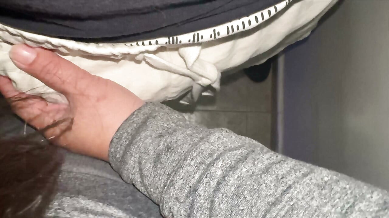 בחורה עם תחת גדול תופסת את הזין של זר