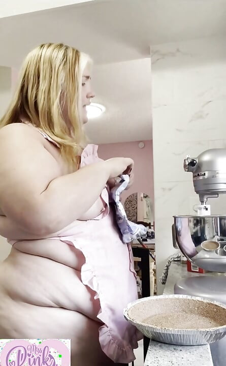 Cewek semok kulit putih di dapur