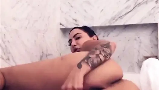 Masturbasi basah dan nikmat di bak mandi bikin memek lela star muncrat dan lengket
