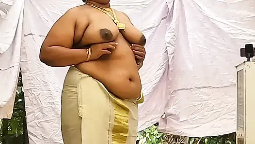 Traditionelles bhabi im kerala-stil zeigt ihre riesigen sexy möpse, geht oben ohne
