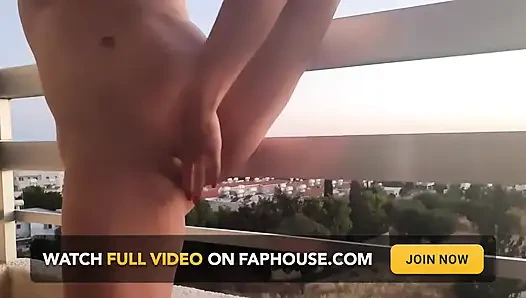 Masturbieren auf dem sonnenuntergang