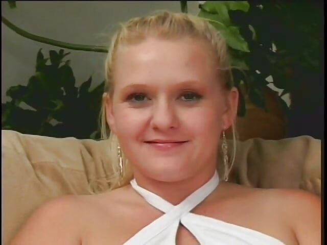 Wielki tyłek blondynka floozie Samantha Foxx lubi jej cipkę wyruchać i kremować twardym narzędziem