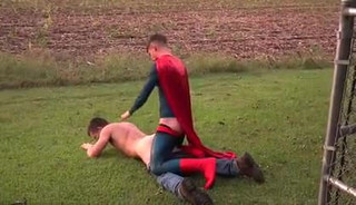 Superman fickt einen Verbrecher.