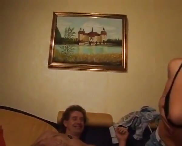 Chica alemana sexy y hábil follando con una polla larga en el dormitorio