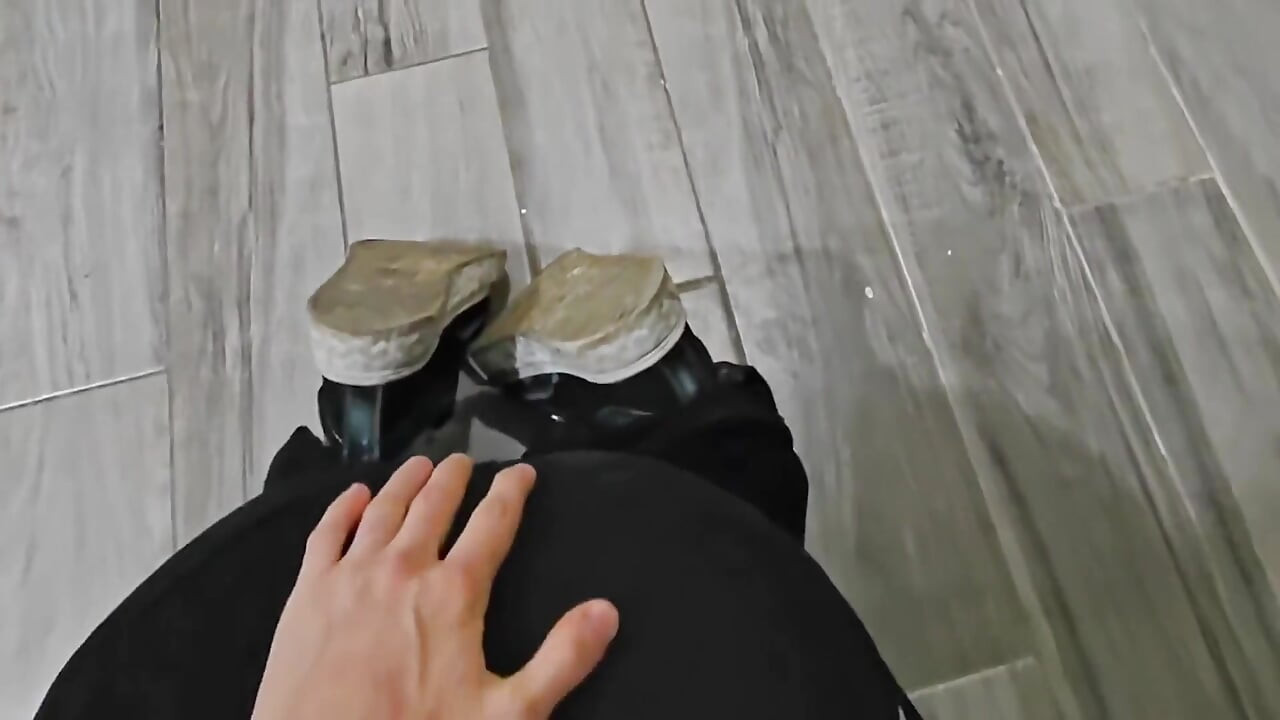 우리는 클럽에서 만났어, 내 장소에 가서 그는 내 큰 자지를 삼켜