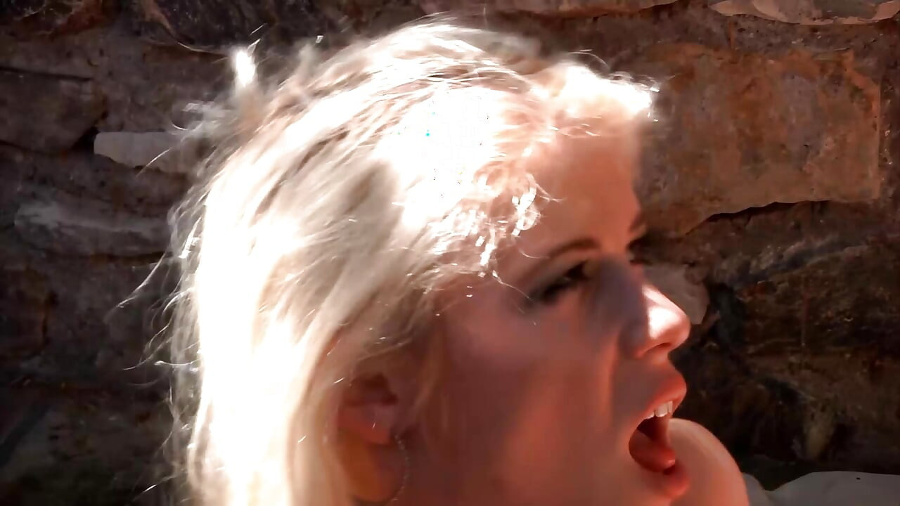 La Rubia De 18 años Quiere Un Trío En El Jardín