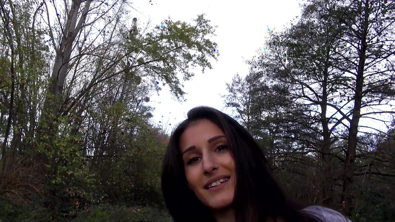 Magere brunette heeft haar perfecte grote zwarte lul-partner gevonden