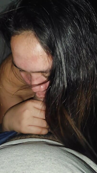 PINAY MILF ZUIGT LUL VAN ZIJN MINNAAR TERWIJL ZIJN MAN WEG IS