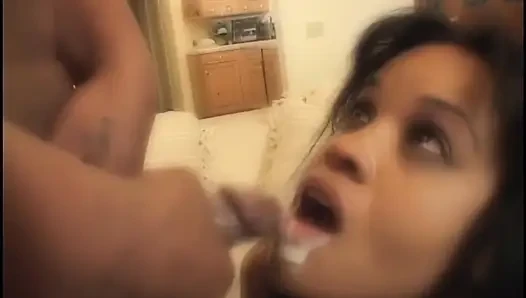 Cewek nakal kulit hitam ini minta dicrot di dalam sama kontol raksasa pria kulit hitam!