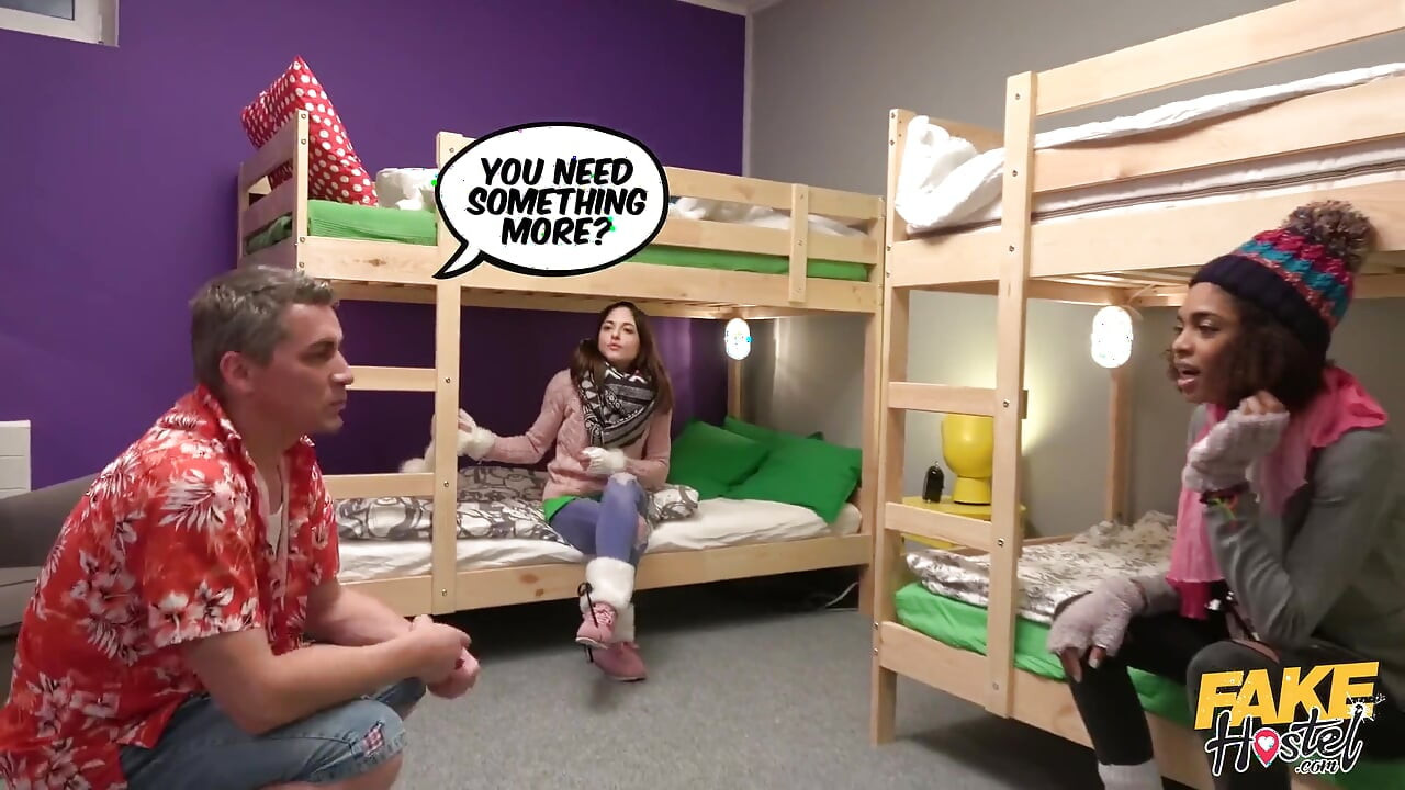 Fake Hostel - Glory Hole Girls: tatuagens e prazer atrás da parede