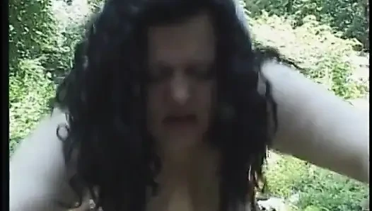 Büyük memeli olgun esmer açık havada sikişiyor