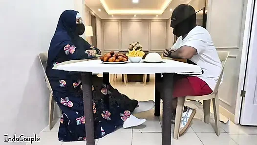 Guru sekolah hijab muslim pergi untuk kencan dengan bintang