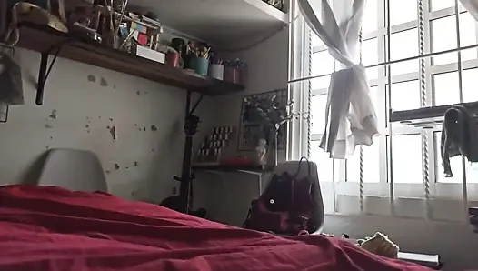 Aku meninggalkan kamar ibu tiriku yang gemuk