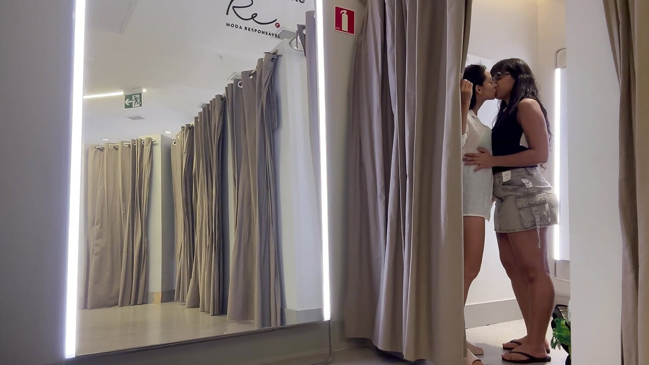 Καυτές μελαχρινές κάνουν φασαρία στο δοκιμαστήριο του εμπορικού κέντρου