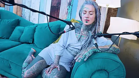 Aku berbicara tentang N - Needed - ASMR podcast SFW berbicara gadis kurus gothic bertato rambut gimbal