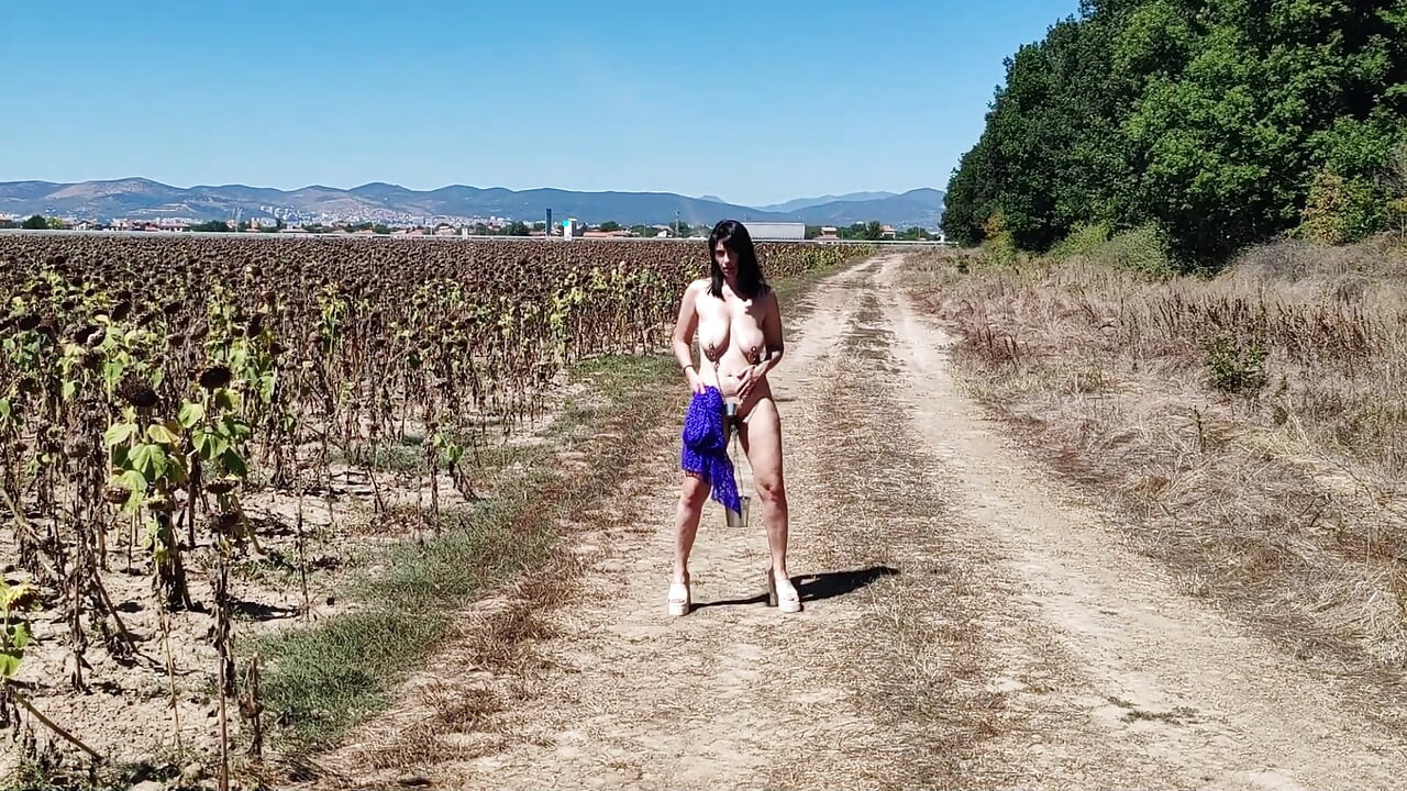 Niewolnica zostaje publicznie upokorzona, część 2