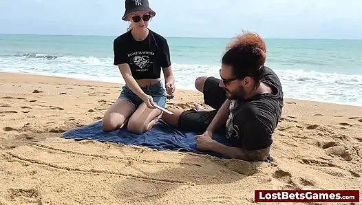 Dieses Strip Tic Tac Toe-Spiel kombiniert Kreativität mit Verführung