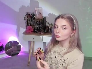 Heet ondeugend blond amateur-schoolmeisje met grote kont doet sexy make-up