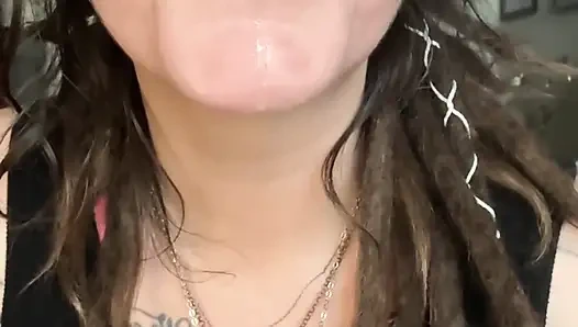 Надуваю дыма у тебя и пускаю слюни