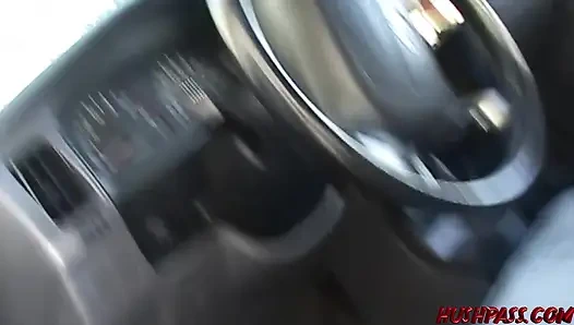 Публичное обнажение на заправке получает Goldie Coxx все накачаны