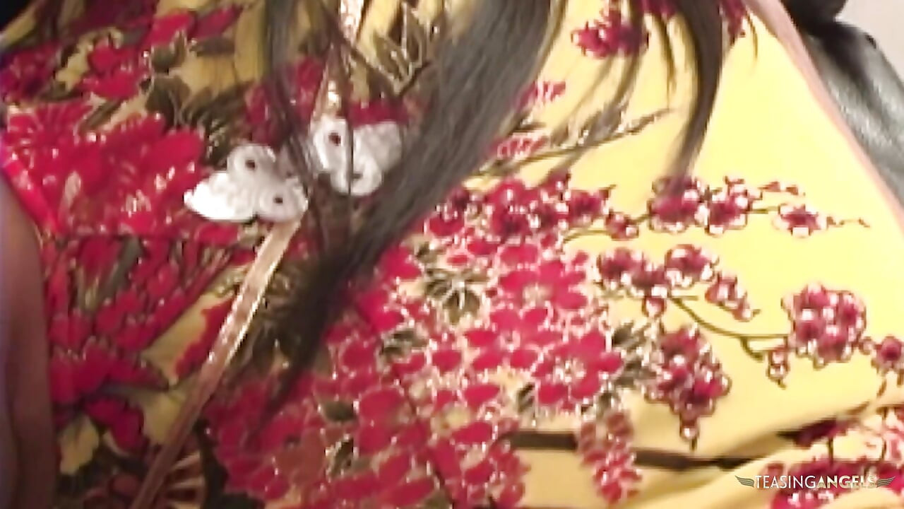 Tham gia vào hành vi tán tỉnh dẫn đến meeow châu Á thực hiện quan hệ tình dục bằng miệng và tham gia vào quan hệ tình dục đam mê