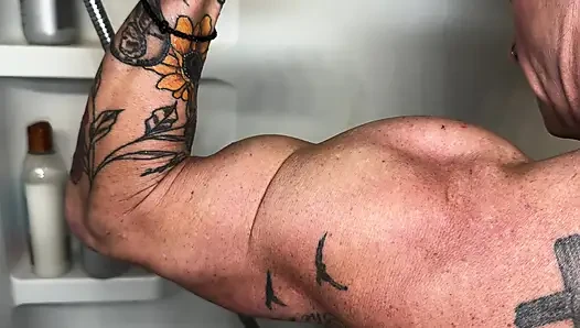 Fantasi lenjat mandi: kandy flexes dan merobek tank top-nya