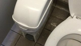 Pisse auf das Uni-WC