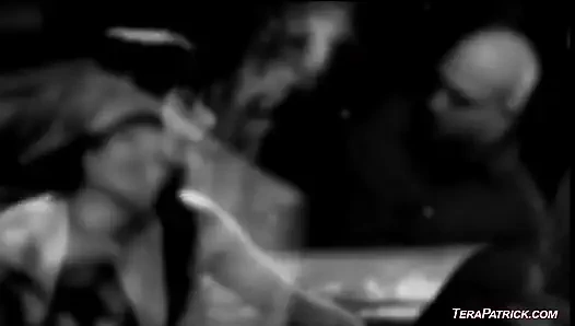 Melissa Lauren sert bir sikişten sonra yüzüne boşalma alıyor