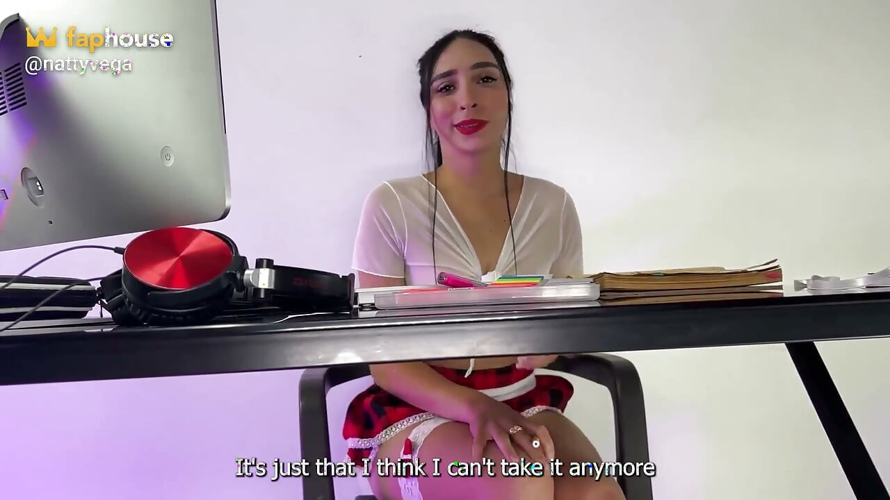 Desperate Schoolgirl Pee in Class