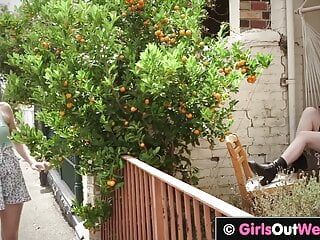 Girlsoutwest - 毛茸茸的女同性恋女孩在户外做爱