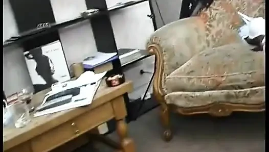 FFM çoraplı iki yaramaz ırklararası sürtük beyaz bir yarağı paylaşıyor ve sodomine oluyor