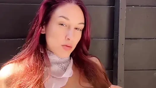 Artemisia love büyük göğüsler açık havada seksi sigara içme seansı