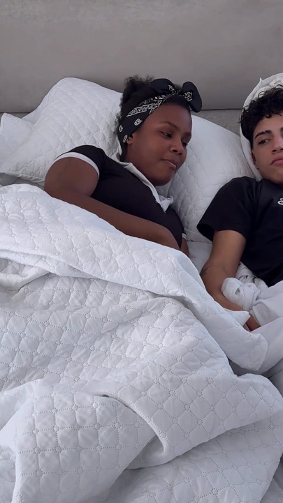 Agar bari gand vali sauteli mammi apne sautele bete aur sauteli beti ke sath hotal ka kamra sajha karti hai to kya ho sakta hai? | klip 1