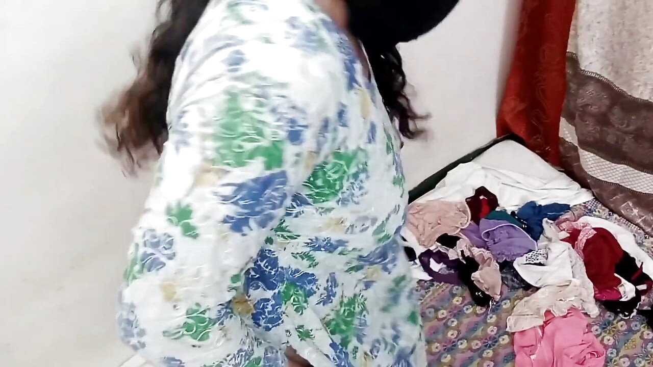 Pembantu rumah India berpakaian pakaian perempuan simpanannya tetapi berkongkek dubur dengan pemiliknya untuk memohon maaf