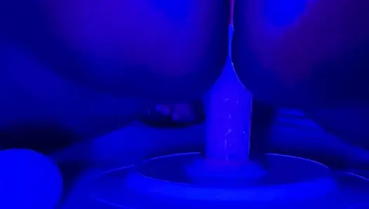Zenci tanrıça sızdırıyor: neon tanga ve dildo fışkırtıyor