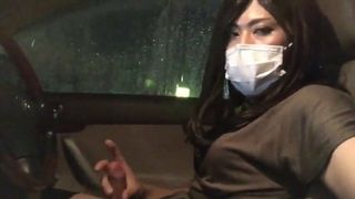 Asiatisches Transvestit klatscht im Auto