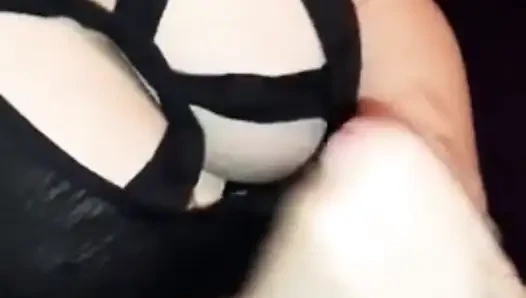 Ibu tiriku mengundangku ke kamarnya setelah ayah pergi kerja