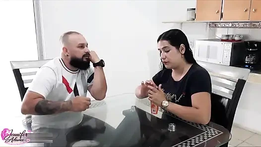 Bir MILF'e erotik yağlar satmasına yardım etmek beni o kadar kızdırdı ki, evinde yalnız iken onunla seks yaptım - İspanya'da porno