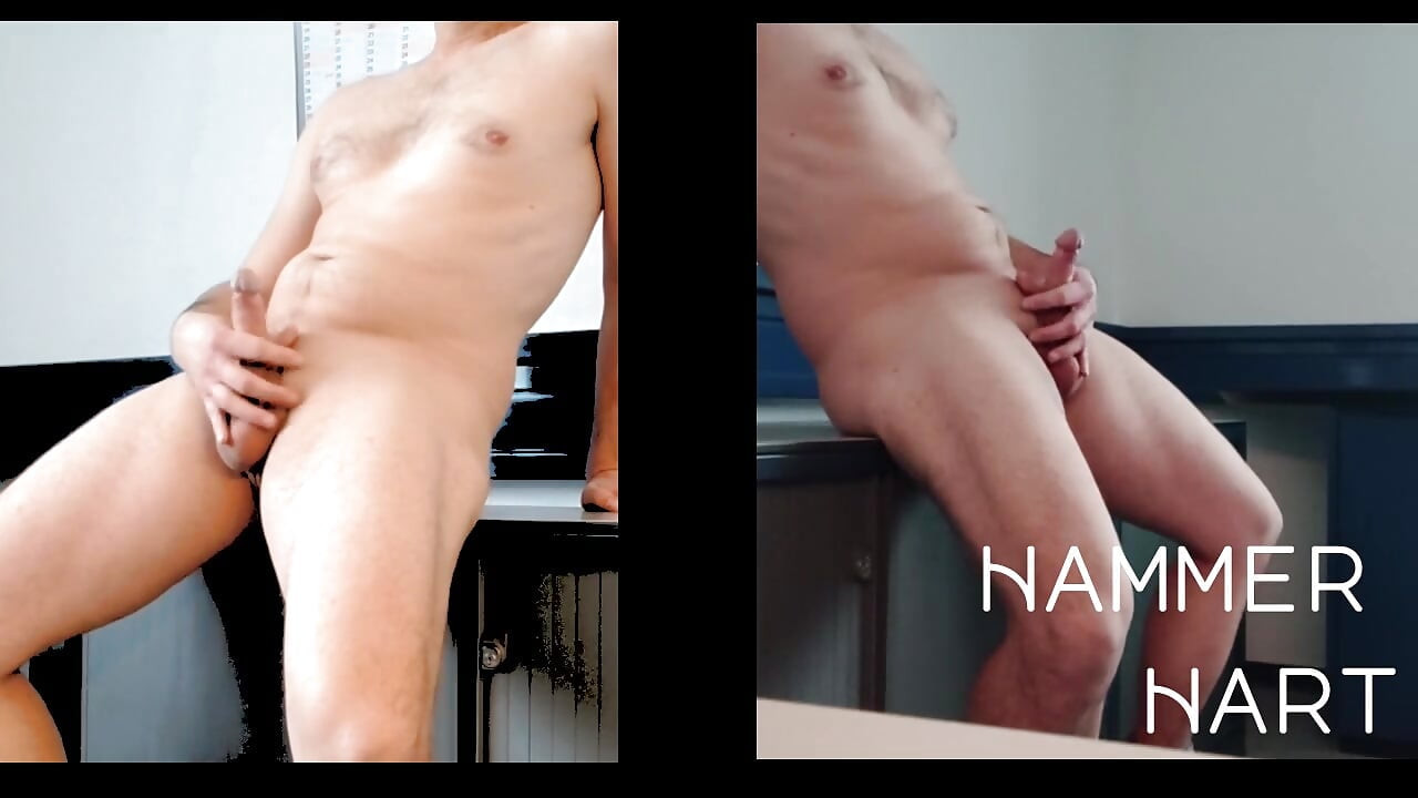 Onanerer nøgen med hård pik og sprøjter sæd