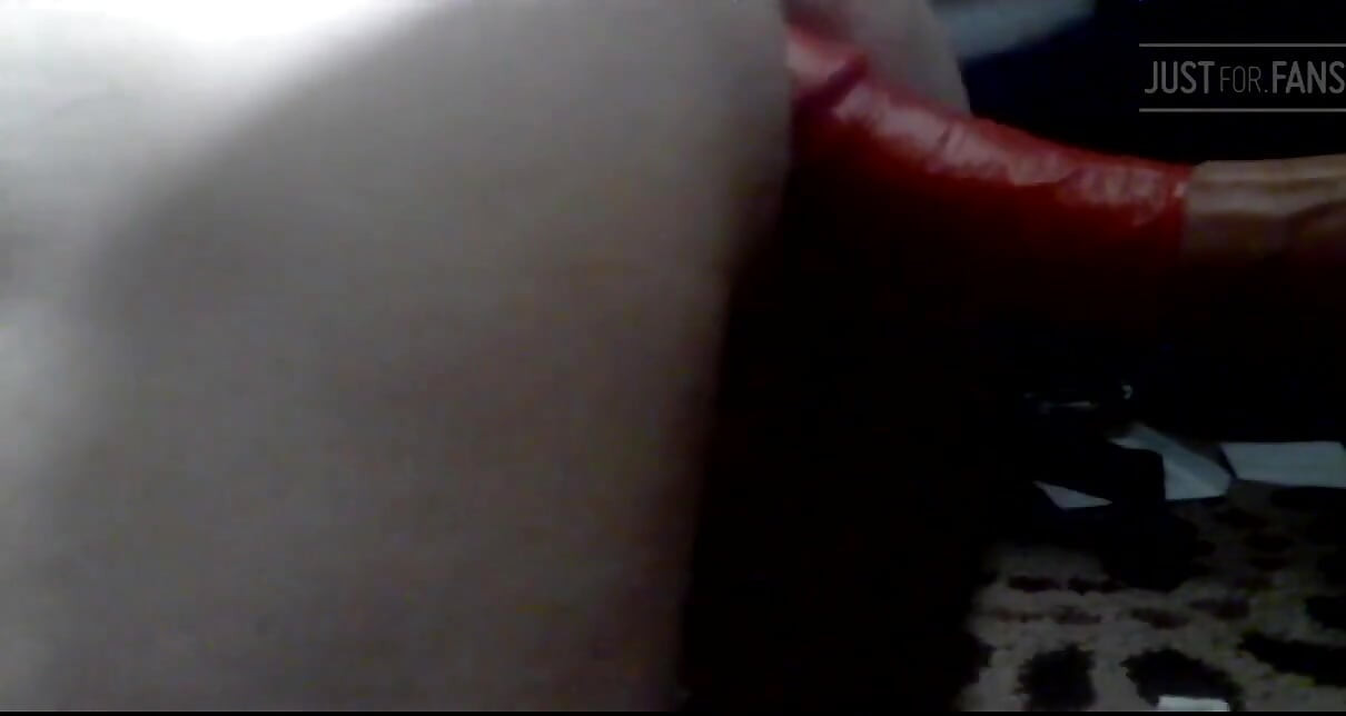 meri gand men dildo jor de raha hai