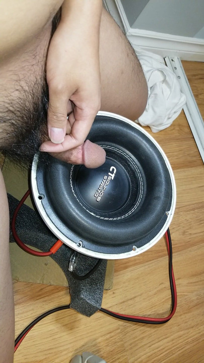 Veliki orgazam od svršavanja na subwooferu koji se koristi kao vibrator za kurac - puno sperme leti posvuda