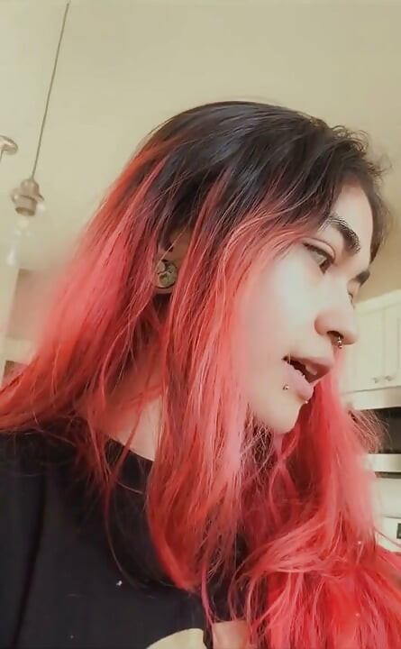 Aku lagi asik bikin video bokep seru di dapur!