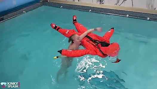 Şişme denizaltı kızımda çıplak ve azgın