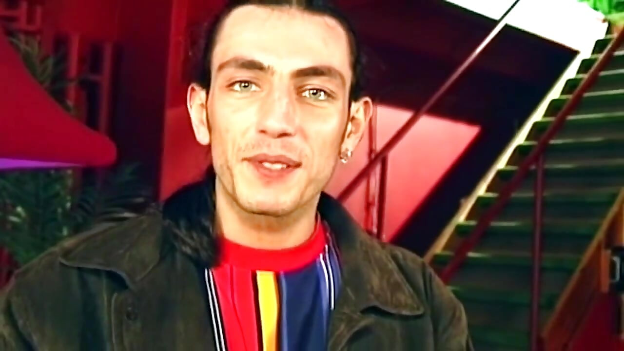 Brineta u žutim gaćicama jebana na bilijarskom stolu