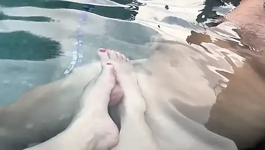 Footjob di kolam renang sampai dicrot di bawah air