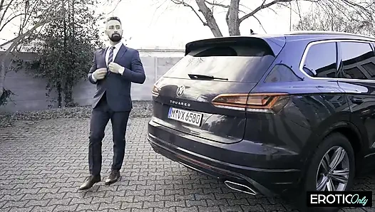 Sex-hungry MILF Wants a Hard Fuck in Her Wet Pussy Hole