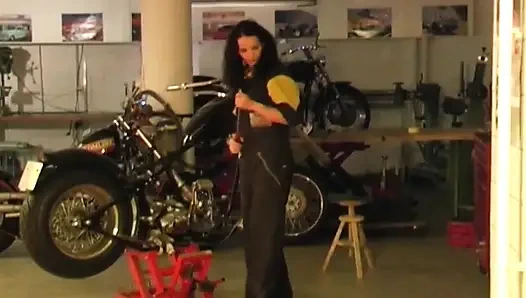 Devils dolls 02 - domi masturbiert in der garage