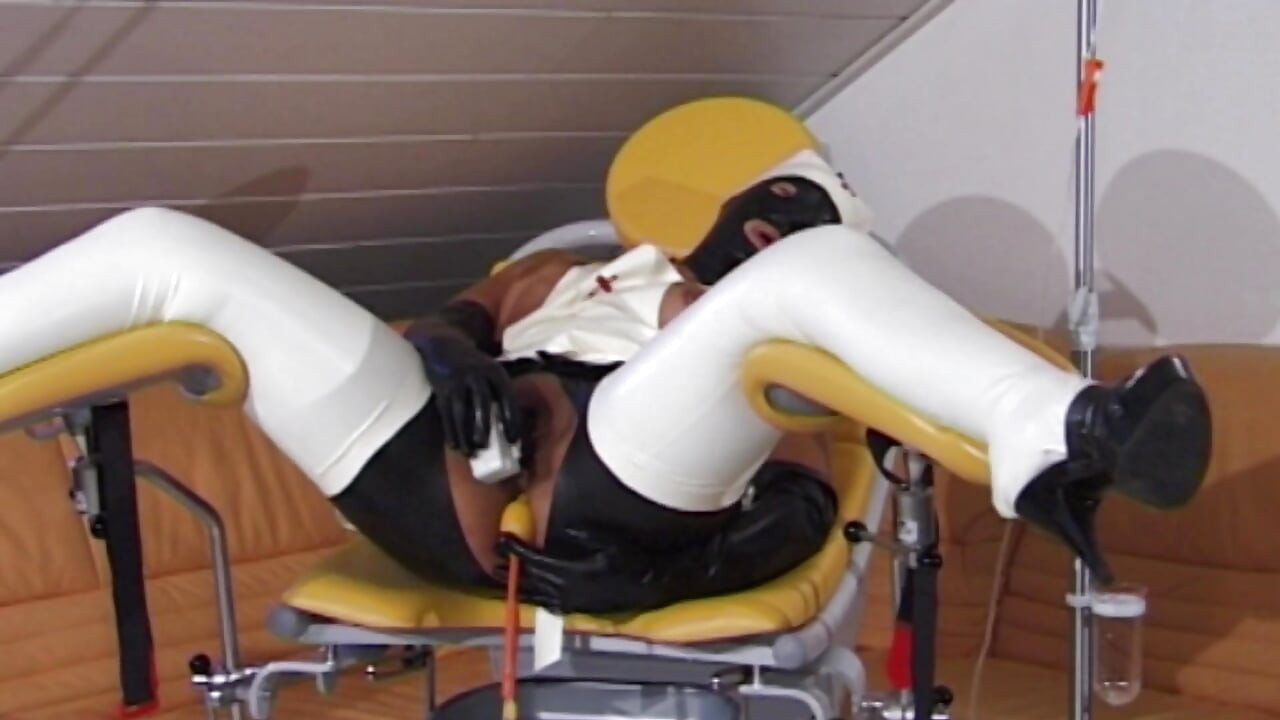 Молодая возбужденная женщина вводит секс-игрушку в ее киску