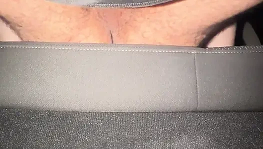 Шлюшка делает минет на заднем сиське в любительском видео