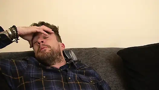 Vollbusige uniformierte stieftochter wird hart von ihrem stiefvater gefickt